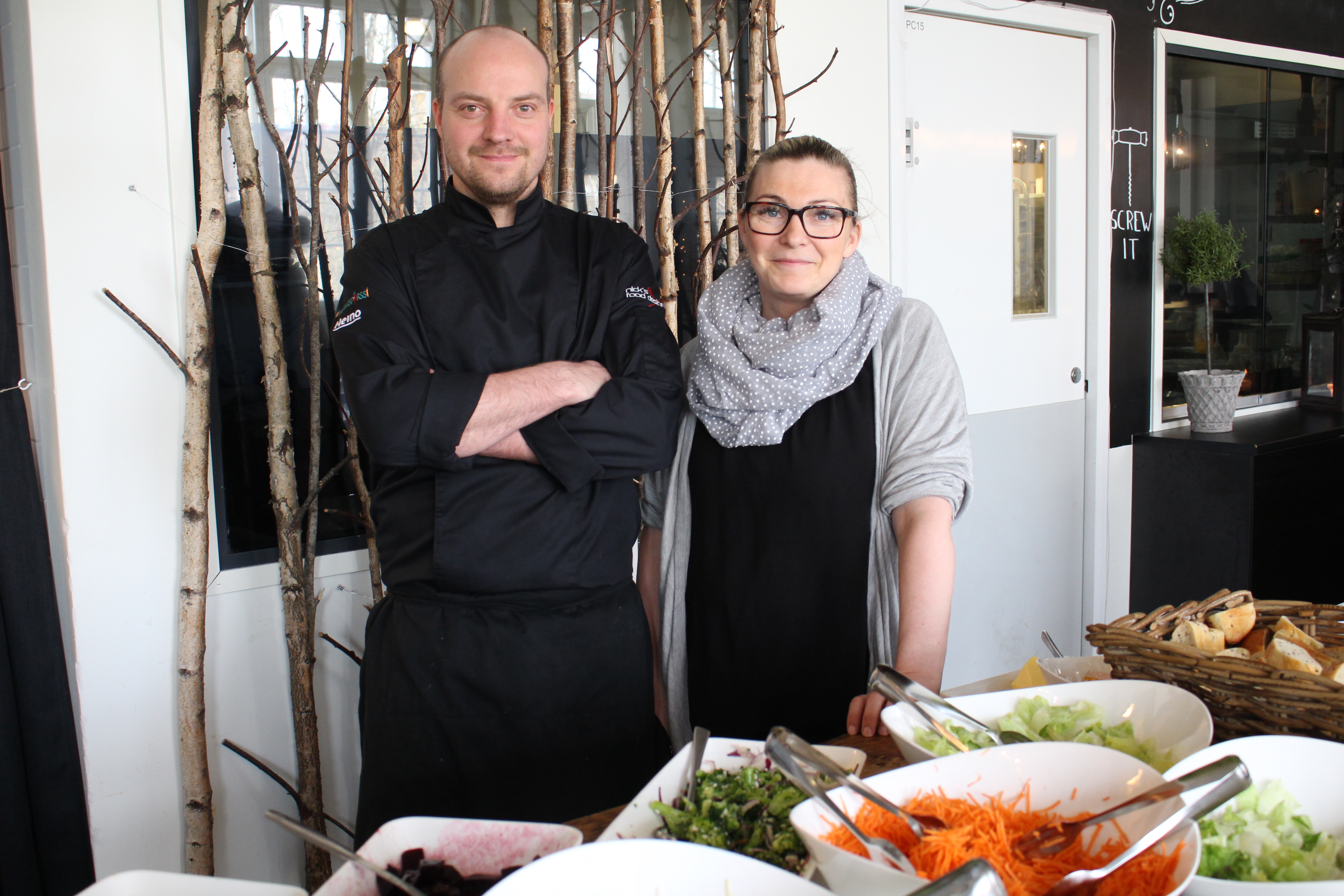 Pitopalvelu Nick's Food Designin keittiöpäällikkö Niklas ja yrittäjä Eva Halenius kertovat, että keikkaa tehdään eniten jouluna, keväällä ja kesällä. Karonkka ja häät työllistävät heitä paljon. Kuva: Anna Parviainen