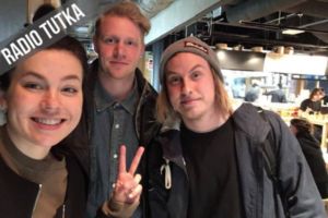 Miikael Arkimo (kesk.) ja Juho Hirvonen muodostavat puolet suomenkielistä pop-rockia soittavasta MIKSU-yhtyeestä.