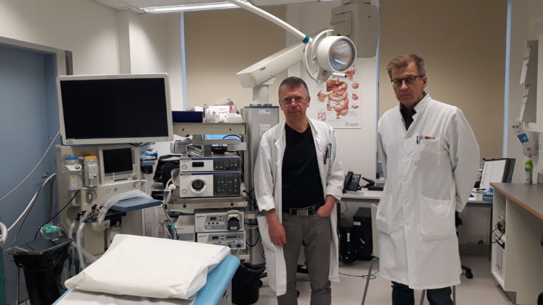 Jarmo Oksi (vas.) ja Markku Voutilainen (oik.) kertovat ulosteensiirron tapahtuvan tähystystutkimuksessa
kuva: Annika Varpe