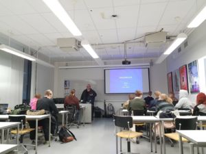 Antti Pentikäisen mukaan kursseilla käydään hyviä keskusteluita. (Kuva: Enni Ustinov)