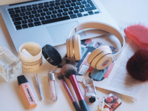 ASMR:ssä aistielämyksiä voivat laukaista esimerkiksi pinsettien, hiusten harjauksen, lehden sivujen
kääntelyn tai tulitikun sytyttämisen aiheuttamat äänet / Kuva: Sofia Väänänen