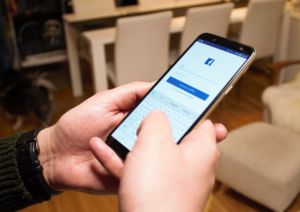 Älypuhelimella sosiaalisen median käyttö onnistuu leikiten. Kuva: Essi Karlsson