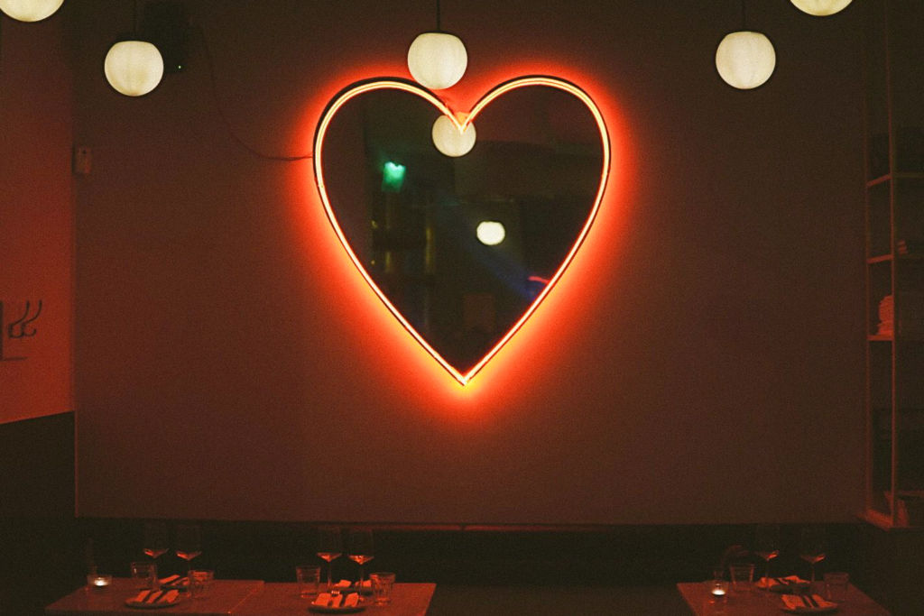 Sydänvalolla valaistu ravintola