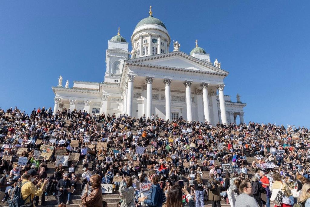 Ihmisiä Black Lives Matter -mielenosoituksessa Helsingin Tuomiokirkon edessä.