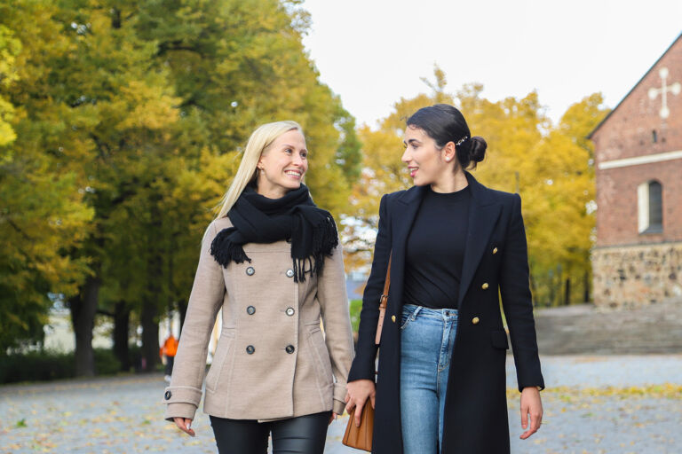Salla Jussilainen ja Leila Tahmasebi ovat ystävystyneet Mannerheimin lastensuojeluliiton avulla. Kuva: Jenni Kivimäki