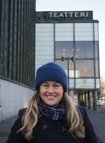Nainen Turun kaupunginteatterin edessä.