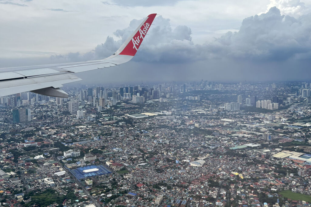 Metro Manila näkyy lentokoneen ikkunasta.