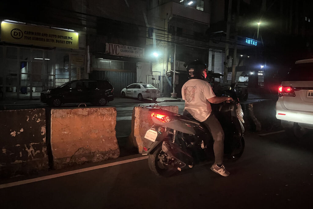 Manilan kadut yöllä.