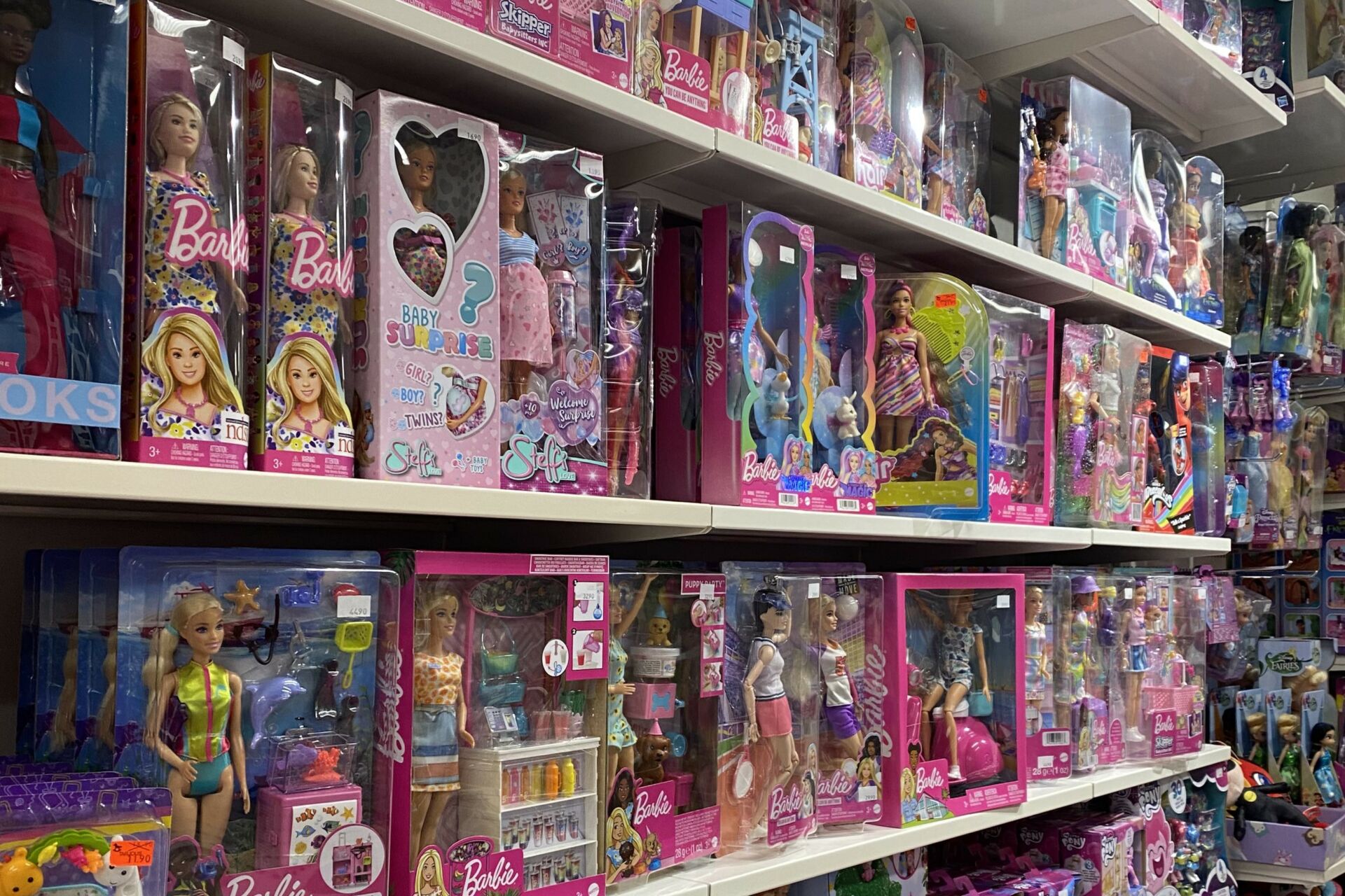 Barbie-nuket loistavat vaaleanpunaisissa paketeissaan lelukauppa Casagranden hyllyillä. Kuva: Tuuli Roponen 