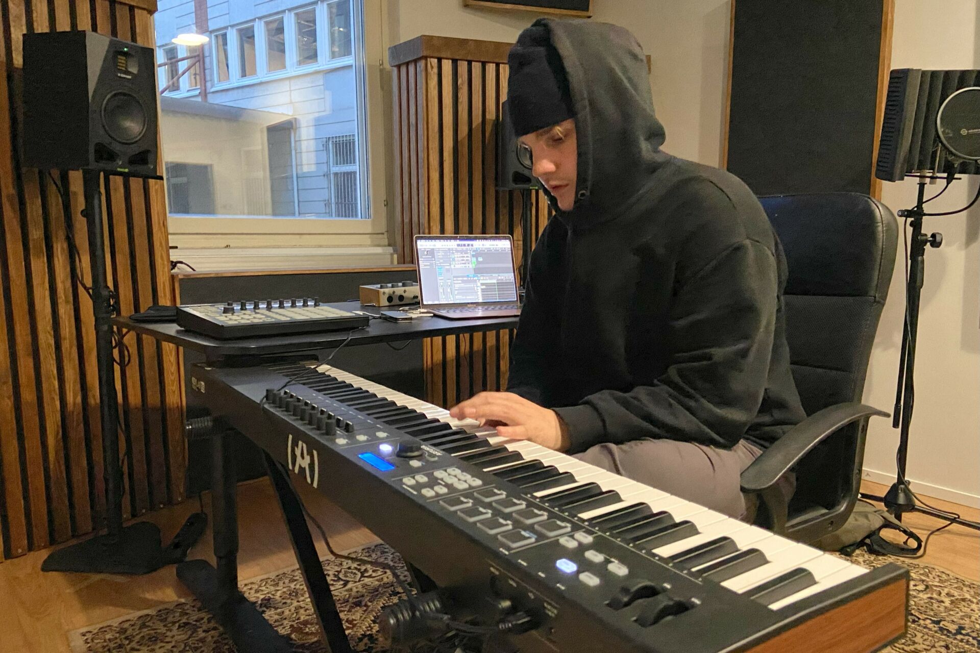 Mikael Tiusanen käy Kalasataman studiolla 3-4 kertaa viikossa, ja usein yksin. 