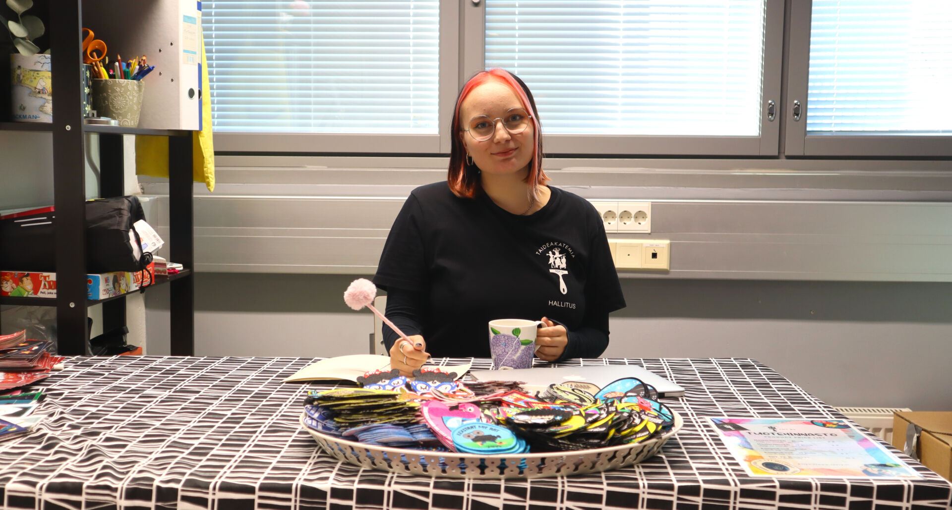 Erika Koivisto kuuluu Taideakatemian hallitukseen ja päivystää Toy:n toimistolla joka viikko sopo-kopon tehtävissä. KUVA: Hanna Kammi-Rahnasto