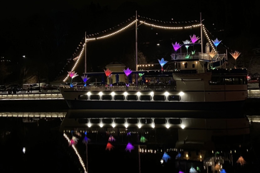Kuvassa on laiva, joka on koristeltu valotaideteoksella