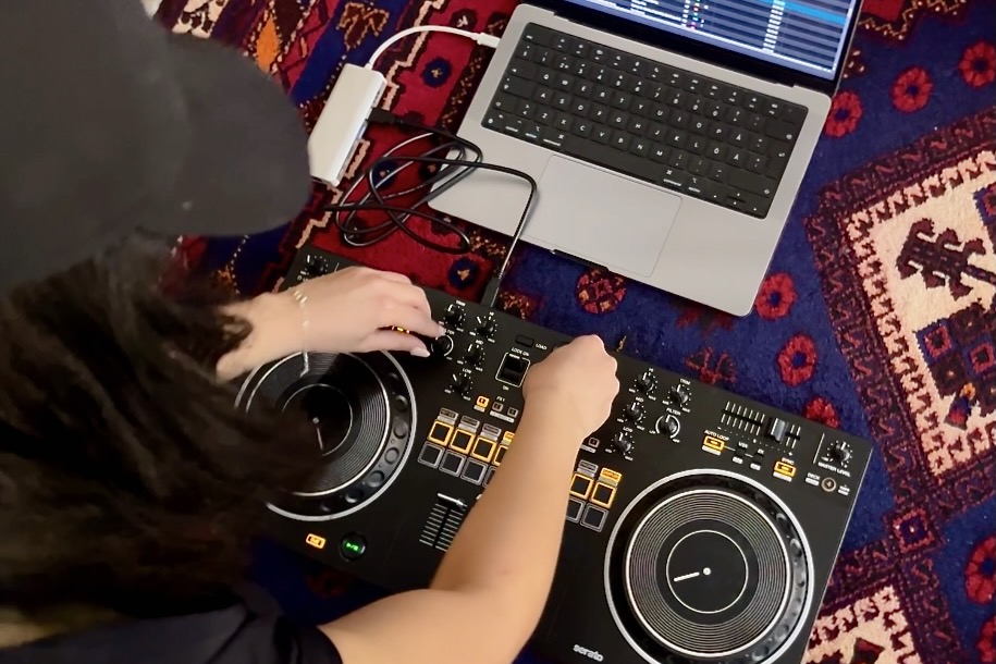 Donya Gholam Shahzari, DJ Whyidodis, on opetellut itse soittamaan Youtuben ja ystäviensä avustuksella.
Kuva: Oona-Jemina Huusko