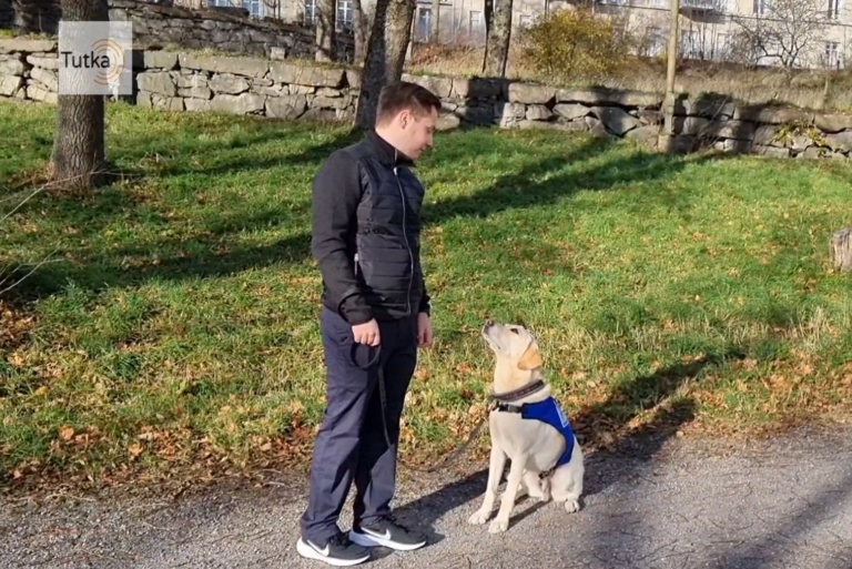 Lukas Flinckman ja hänen hypokoiransa labradorinnoutaja Lucky. Kuvaaja: Sanni Artiola.