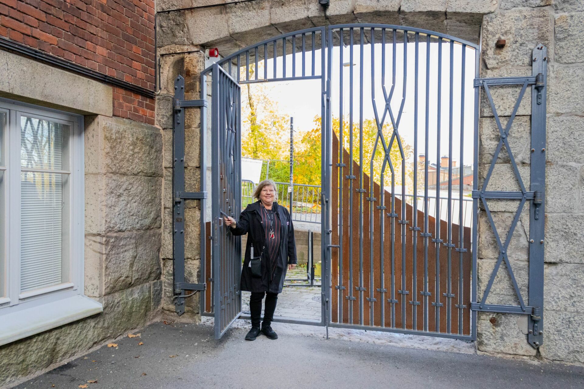 Opas Anu Salminen toivottaa vieraat tervetulleiksi Kakolaan. Kuva: Aaro Rönnberg