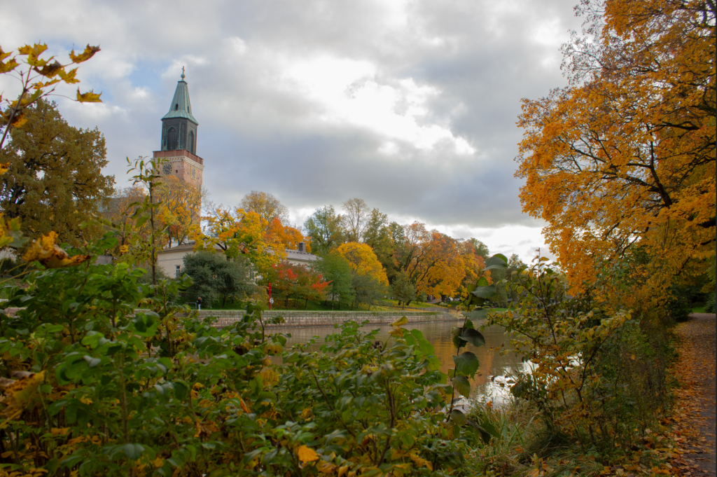 Iina Sakko tutustui Turun aurajokirantaan Cityspotting-sovelluksen kautta. Kuva: Emmi Partanen