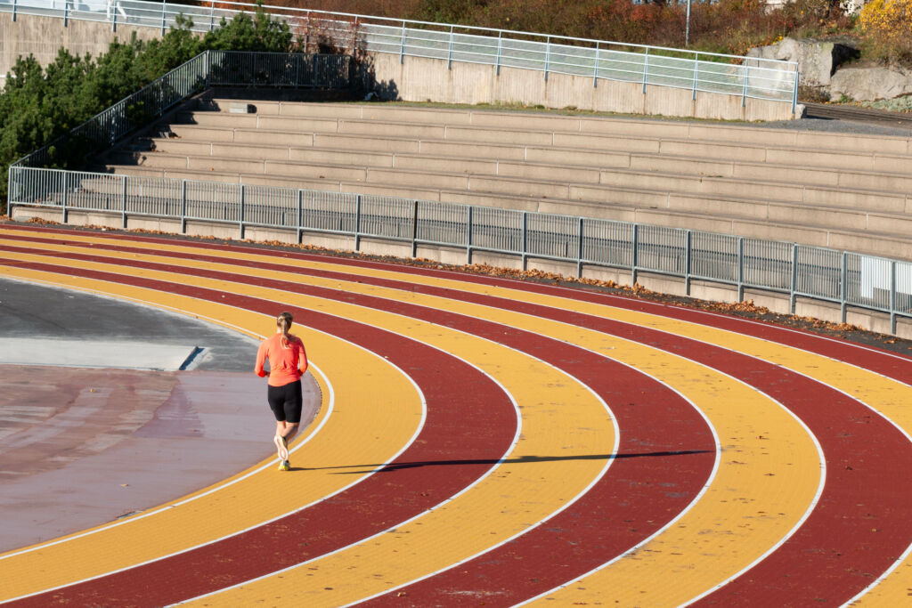 Juoksija Paavo Nurmen stadionilla.