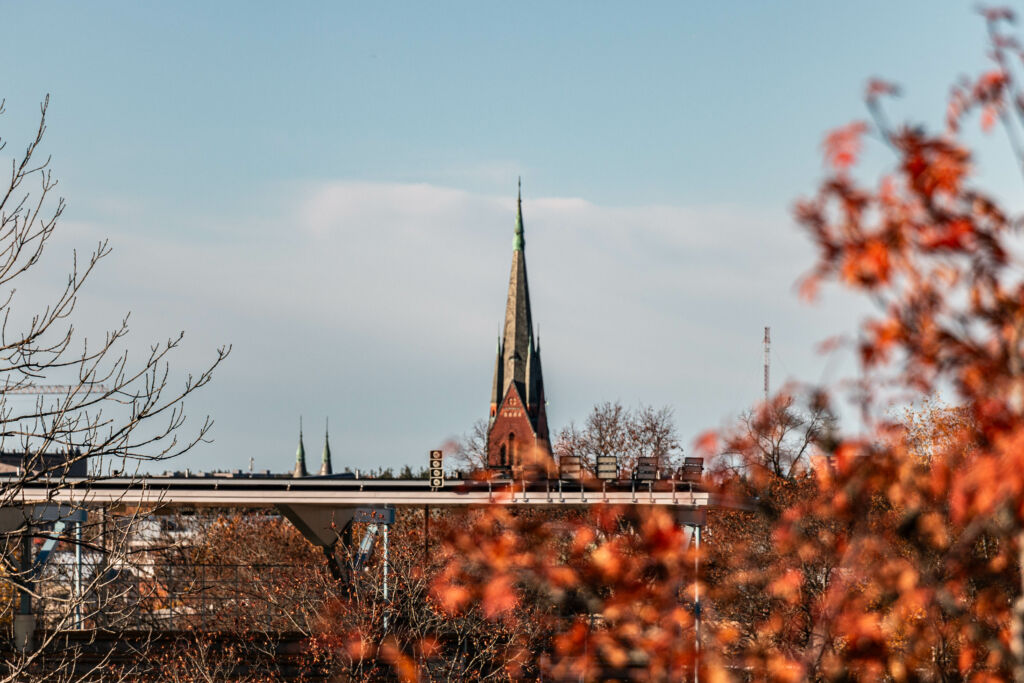 Kuva urheilupuiston korkeimmalta paikalta. Taustalla näkyy Mikaelinkirkko.