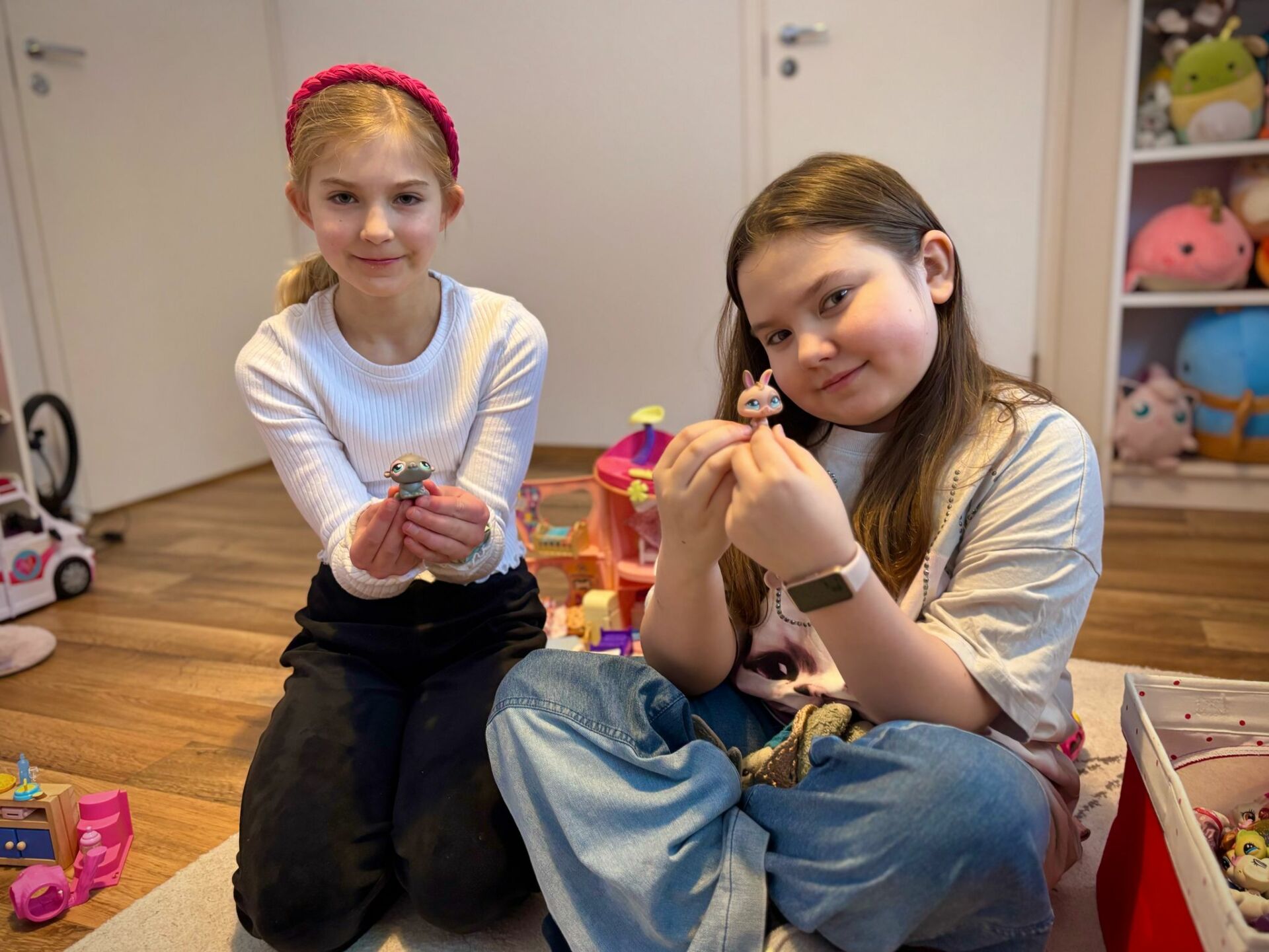 Kymmenenvuotiaat Minttu (vas.) ja Aino leikkivät paljon myös ilman puhelinta. Kuva: Helmi Aaltonen