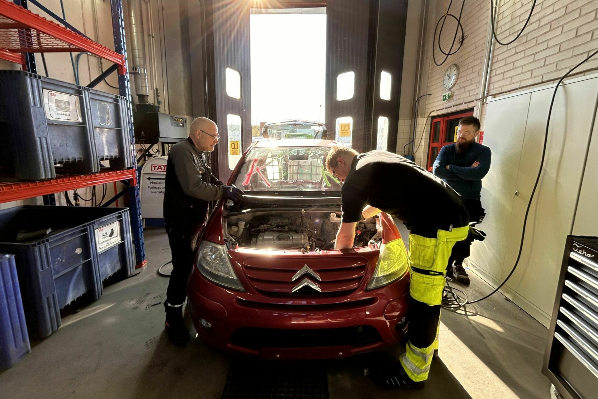 Auton purettiin kahden ammattilaisen, Rauli Louhen ja Patrik Lindströmin, voimin. Vesa Törmäkangas kellottaa.  Kuva: Emma Karjalainen