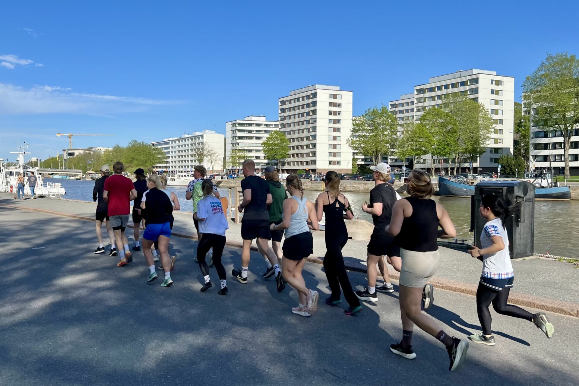Yhteislenkille voi lähteä monesta syystä. Joskus on mukavaa vain juosta ryhmässä, ilman tarvetta jutella tai toisinaan voi halutessaan tutustua muihin juoksijoihin. Kuva: Siru Varjus