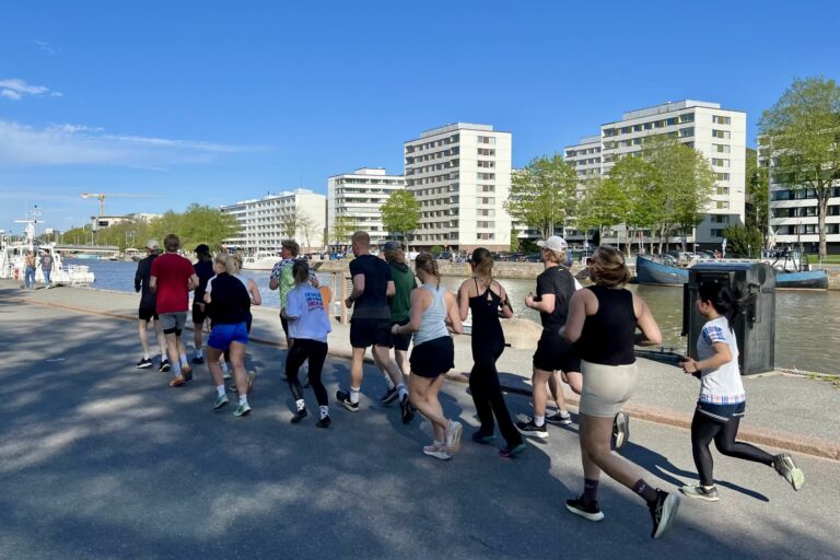 Yhteislenkille voi lähteä monesta syystä. Joskus on mukavaa vain juosta ryhmässä, ilman tarvetta jutella tai toisinaan voi halutessaan tutustua muihin juoksijoihin. Kuva: Siru Varjus