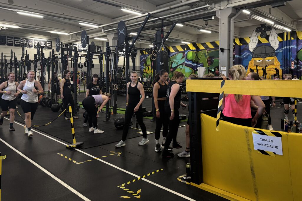 OCR Factoryn Espoossa 23.-25.5. järjestämä Race Weekend Hyrox-simulaatiokilpailu kokosi yhteen monentasoisia kilpailijoita. Virallisia Hyrox-kilpailuja ei Suomessa ole vielä järjestetty. KUVA: Elina Leppänen