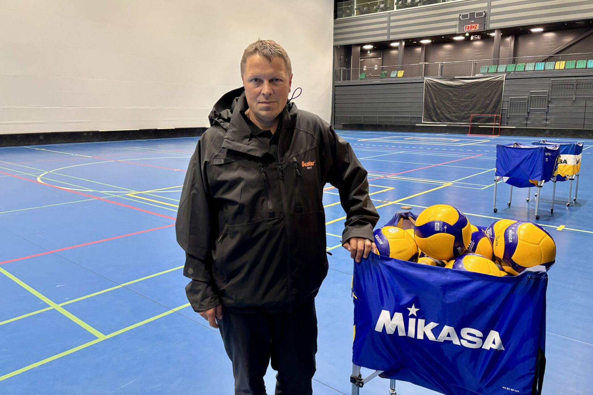 TUTO Volleyn toimitusjohtaja Kimmo Hollmén taistelee sarjakauden siirron tuomien muutoksien kanssa. Kuva: Konsta Kiviniemi