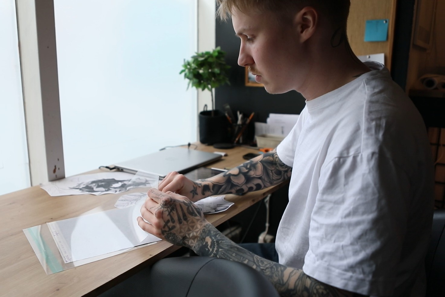 Tatuoija Petteri Korpi työstää yhtä isoa kuvaa koko tatuointimessujen ajan. Kuva: Julia Ojala