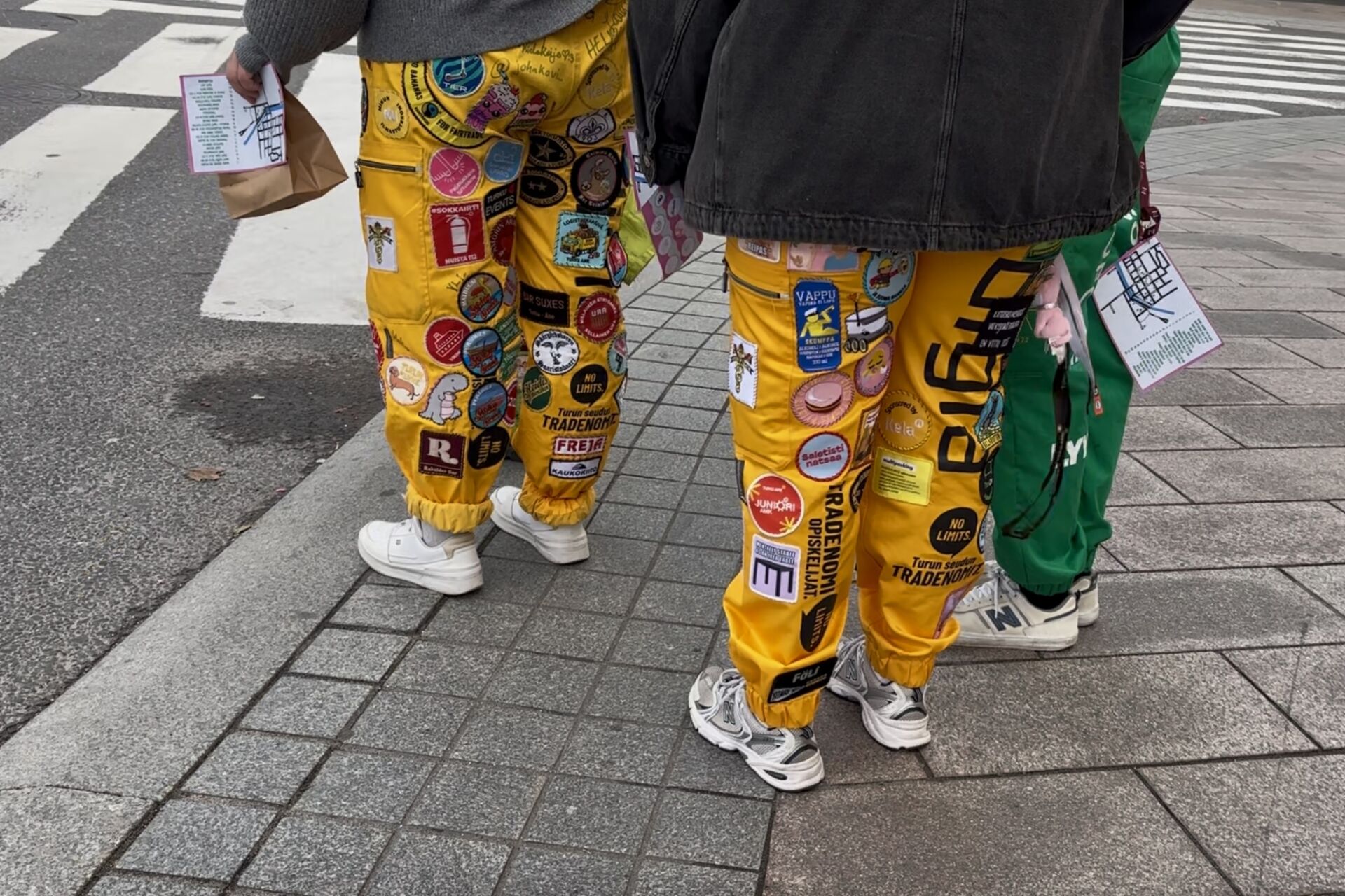 Opiskelijat saavat merkkejä erilaisista tapahtumista. Monet myös ostavat merkkejä. Kuva: Viivi Saine