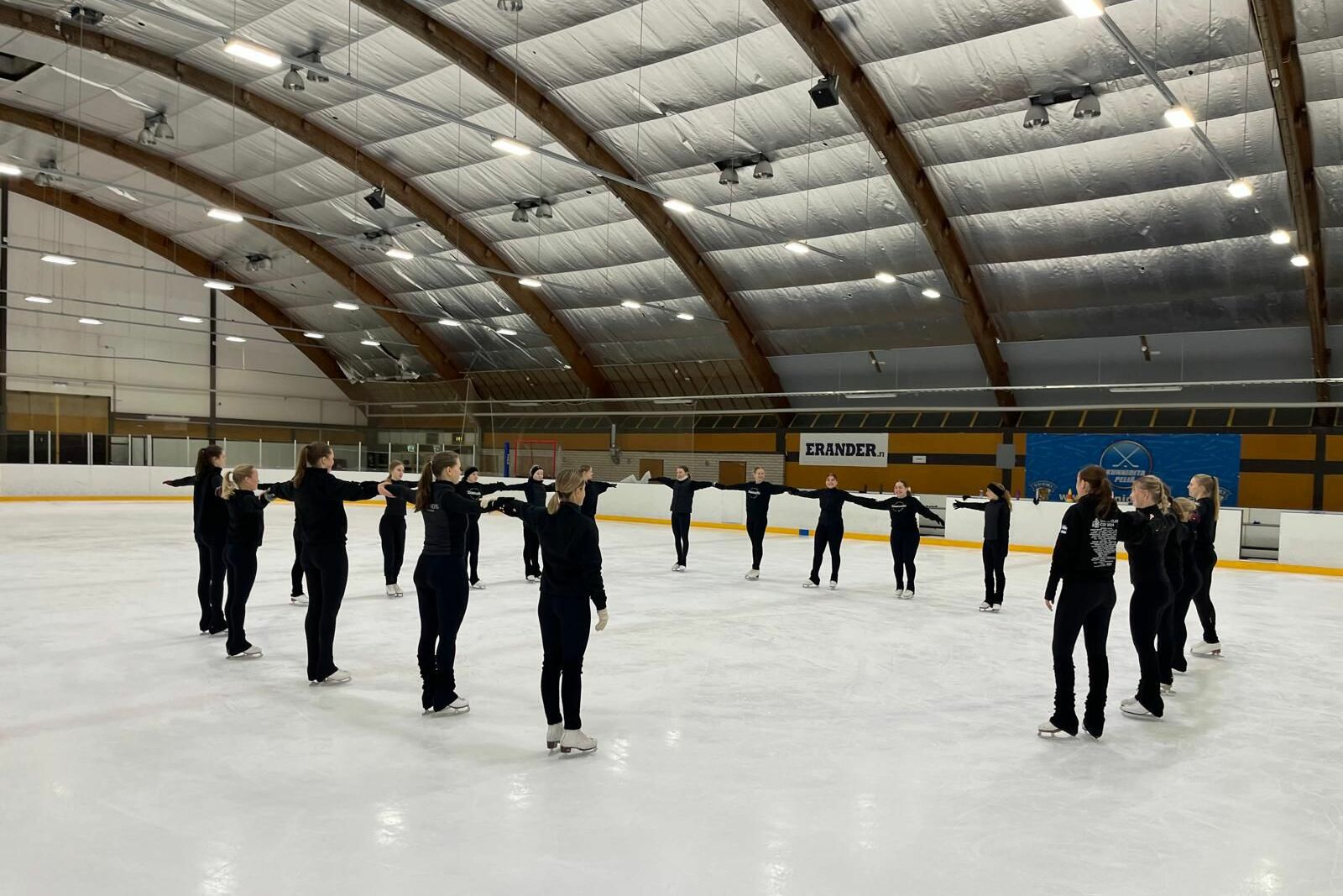 Muodostelmaluistelujoukkue Universettes kokoontuu viikoittain Impivaaran jäähallissa. Kuva: Sara Vierelä