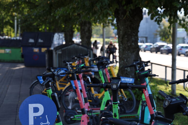 Turun AMK:n Lemminkäisenkadun kampuksen edusta täyttyy usein sähköpotkulaudoista. Kuva: Joel Hallenberg