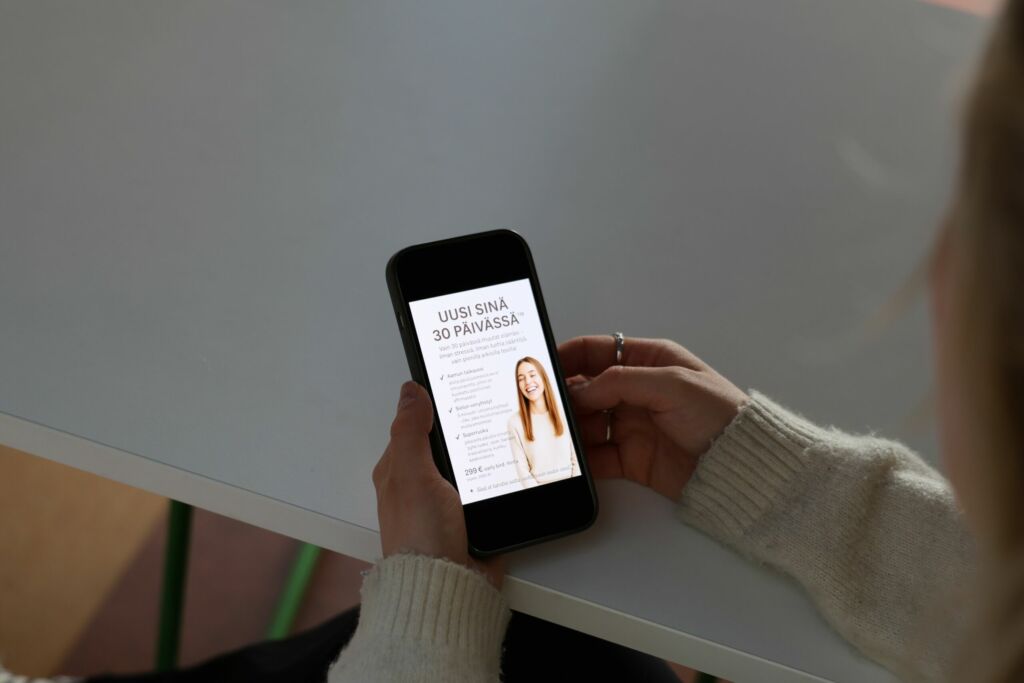 Sosiaalisessa mediassa hyvinvointivalmennusten tarjonta on lisääntynyt viime vuosina. Kuvassa näytöllä näkyvä valmennus on luotu tekoälyllä. Kuva: Emilia Heinonen