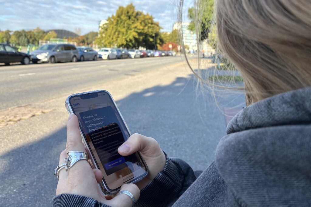 Puhelin, jossa katsotaan kuluttajapaneelin etusivua.