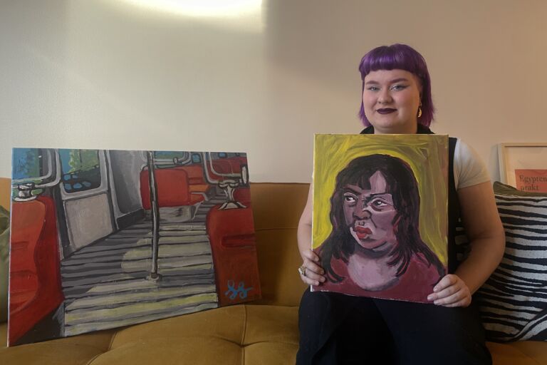 Siiri Sunell arvioi, että yhden teoksen maalaamiseen kuluu noin kolme päivää. Kuva: Rosa Heikkinen