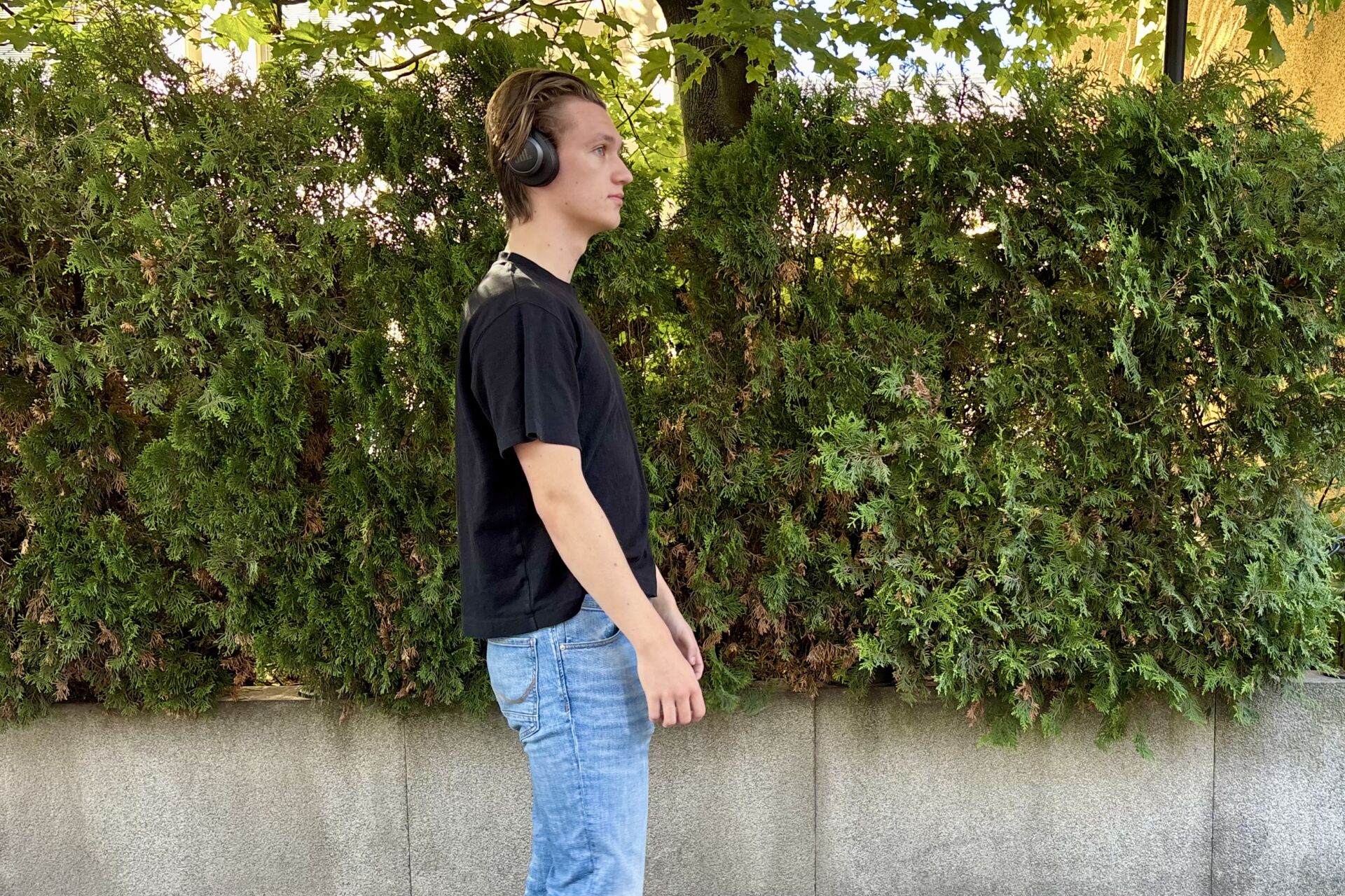 Valo Lehtonen kuuntelee tuttua musiikkia elämänsä käännekohdissa. Kuva: Viivi Saine
