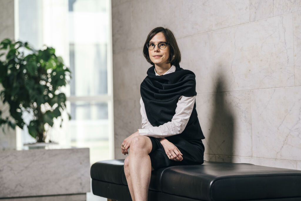 Kuvassa istuu Julia Valle Noronha.