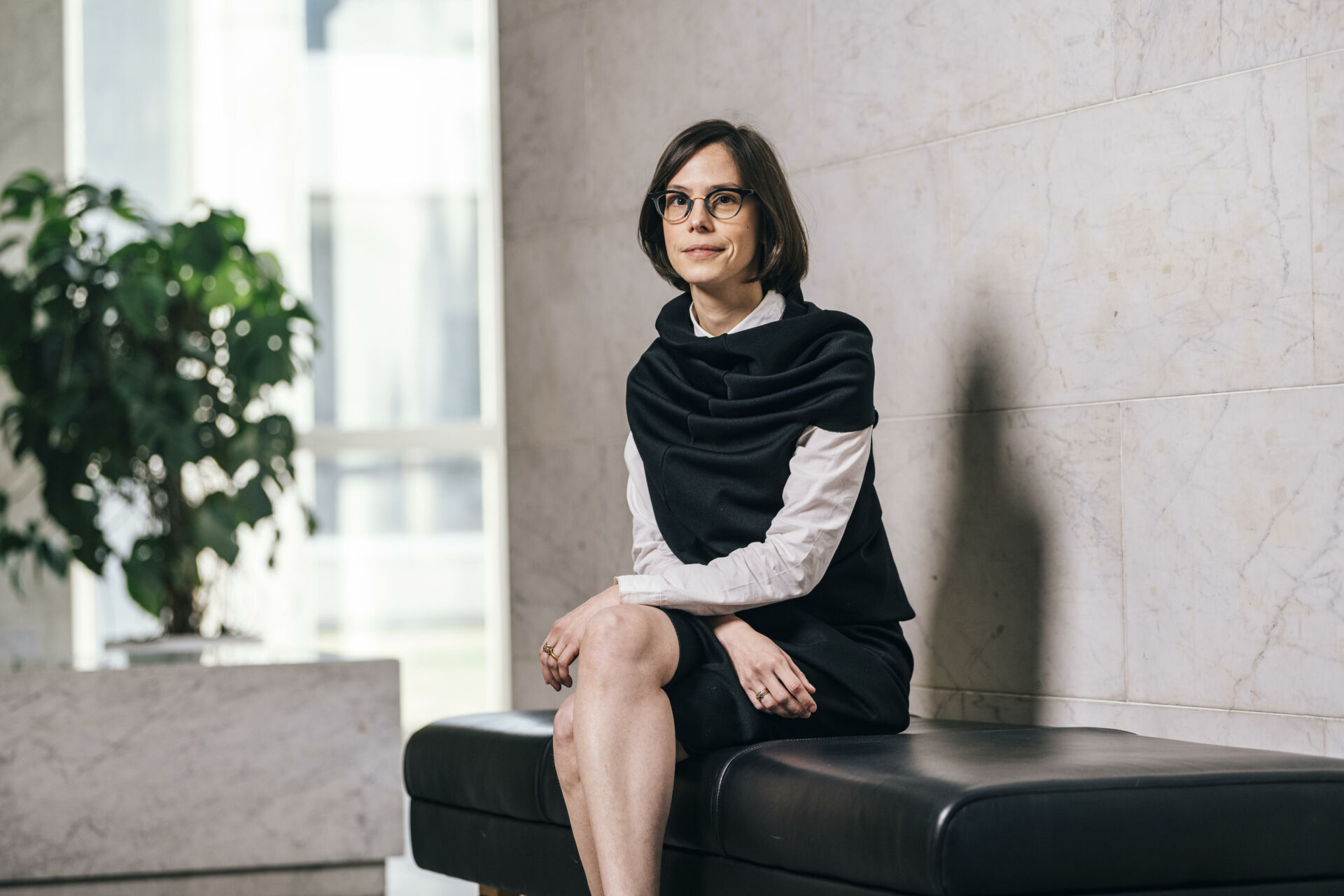 Kuvassa on Aalto-yliopiston muotoilun laitoksen muodin apulaisprofessori Julia Valle Noronha. Kuva: Jaakko Kahilaniemi