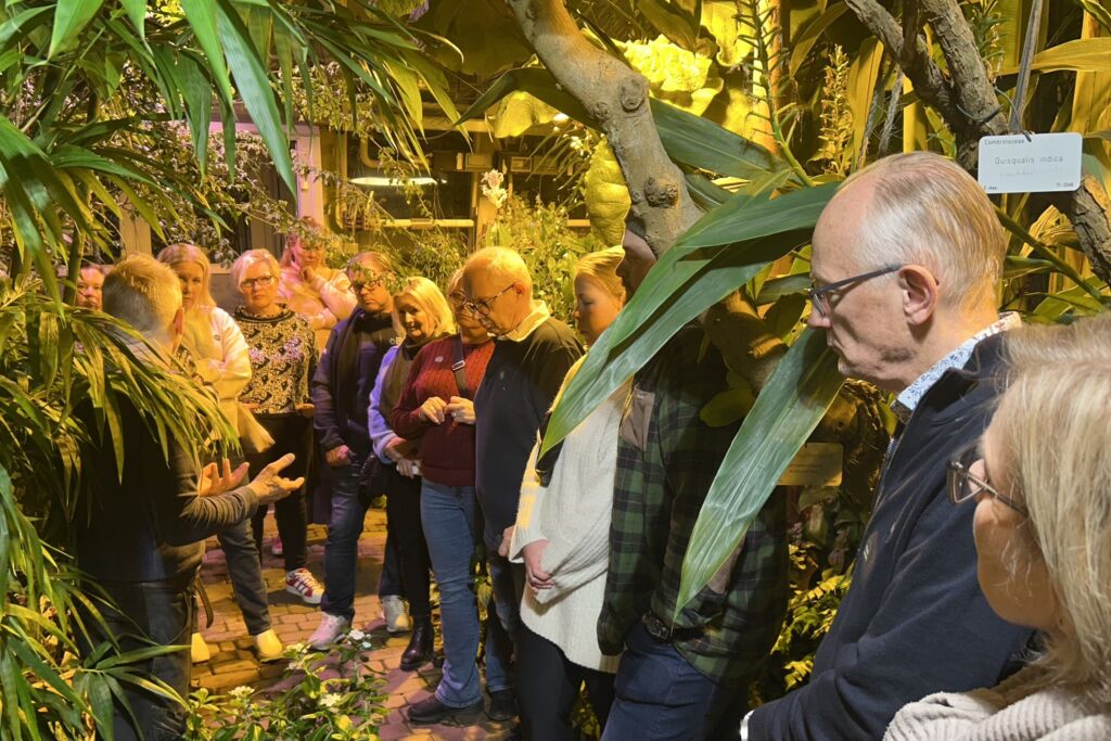 Syksyn keskiviikkoiset kasvihuonekierrokset ovat suosittuja. Kuva: Ida-Maria Marila