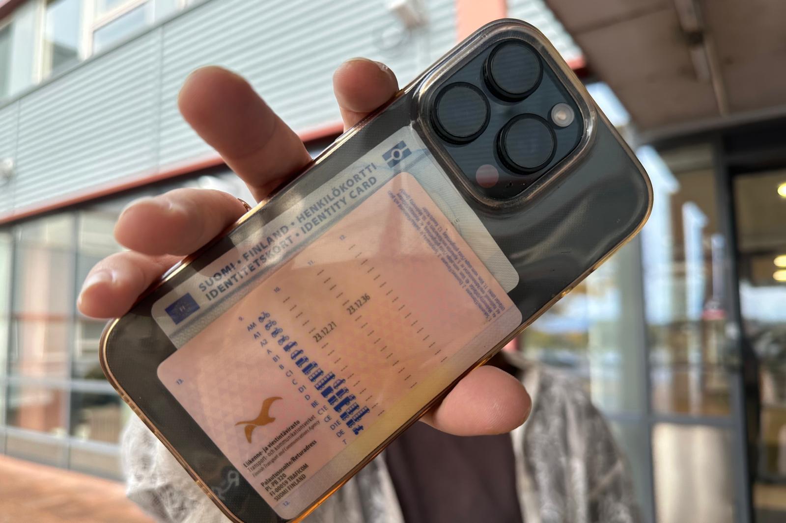 Digitaalisen identiteettilompakon tarkoituksena on sujuvoittaa asiointia maarajojen yli. Kuva: Emmi Partanen