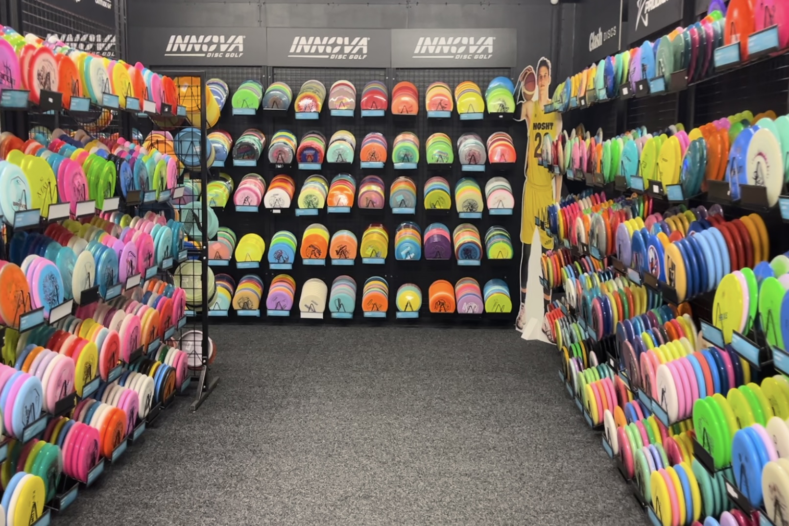 Frisbeegolf on valtavan suosittu laji etenkin nuorten keskuudessa. Kuva: Kasper Lindell