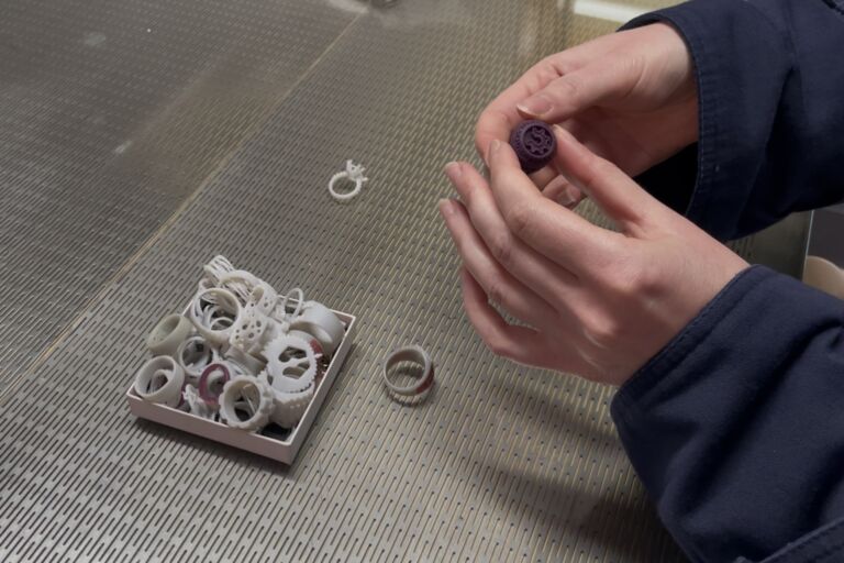 Teknologian kehitys, kuten 3D-tulostus, on mahdollistanut uudenlaiset työskentelytavat kultasepille. Kuva: Aaro Rönnberg