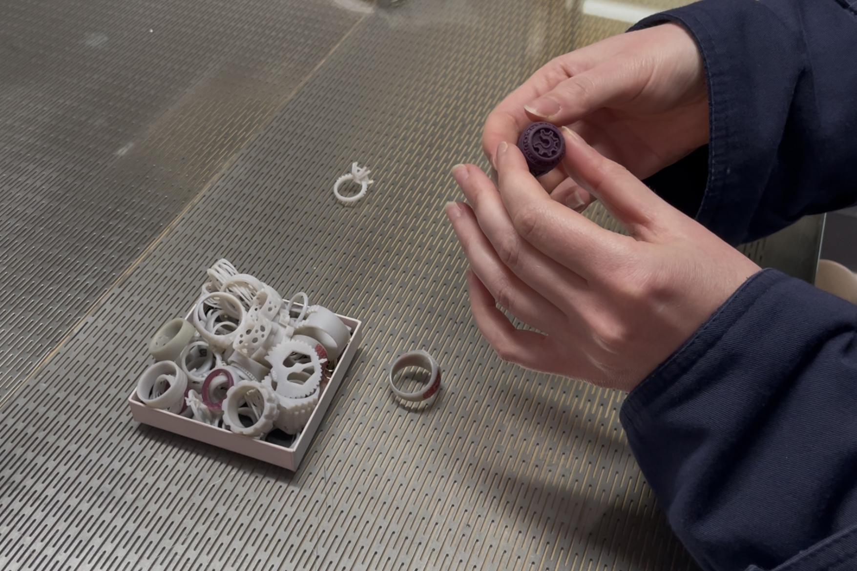 Teknologian kehitys, kuten 3D-tulostus, on mahdollistanut uudenlaiset työskentelytavat kultasepille. Kuva: Aaro Rönnberg