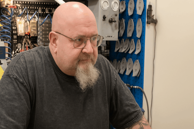 Turkulainen Kari Kostet pyörittää suutariliikettä Turussa. Kuva: Veikko Peräkorpi.