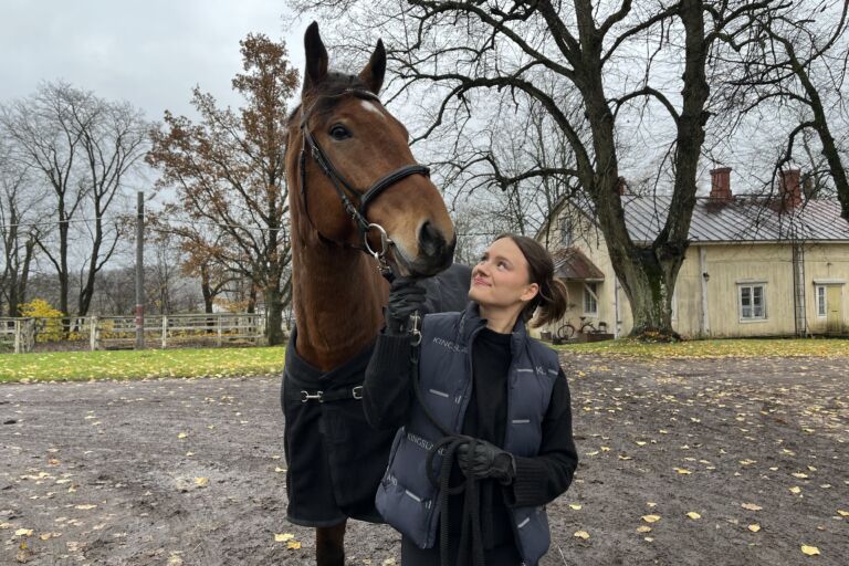 Emma Kallioniemi viettää suuren osan viikostaan tallilla. Hän käy 4-5 kertaa viikossa hoitamassa ja ratsastamassa vuokrahevostaan Samua.  Kuva: Viivi Timonen
