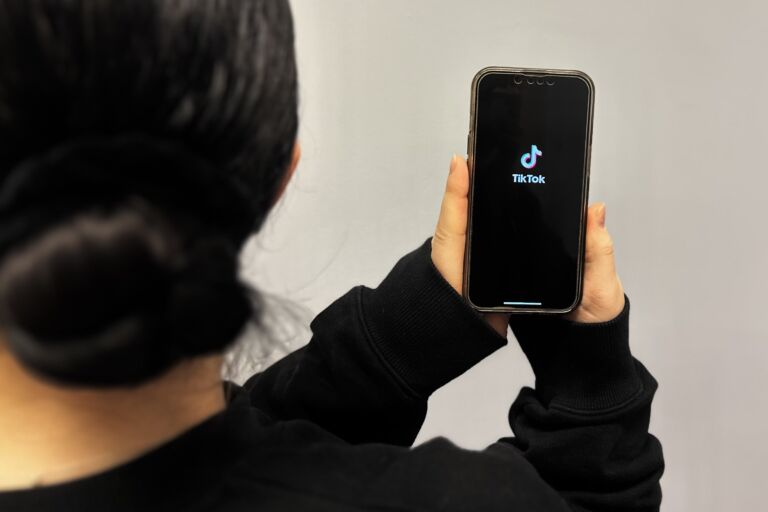 Yleensä yhteistyöt tehdään Tiktokiin tai Instagramiin. Kuva: Emmi Partanen