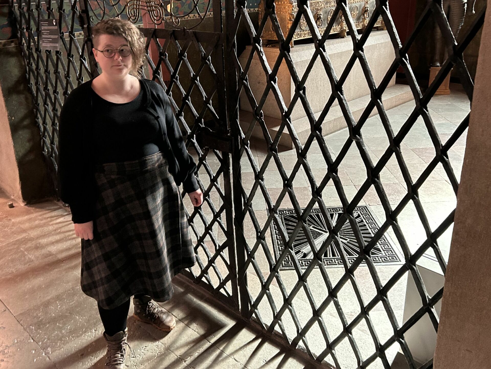 Kryptiin kuljetaan lattialuukuista. Sofia Paasikivi kertoo, että kryptia tutkiessa pitää valvoa tilan happipitoisuutta. Kuva: Saga Holmström