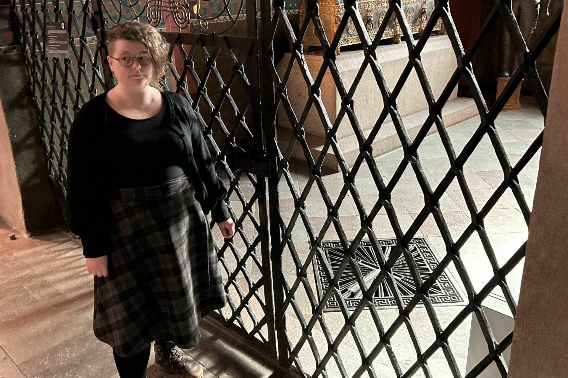 Kryptiin kuljetaan lattialuukuista. Sofia Paasikivi kertoo, että kryptia tutkiessa pitää valvoa tilan happipitoisuutta. Kuva: Saga Holmström