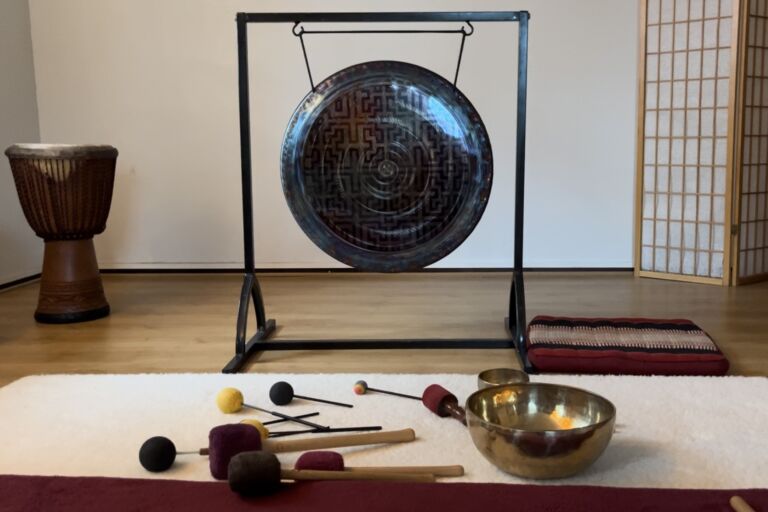 Äänimaljarentoutuksessa käytetään erilaisia välineitä. Kuva: Rosa Heikkinen