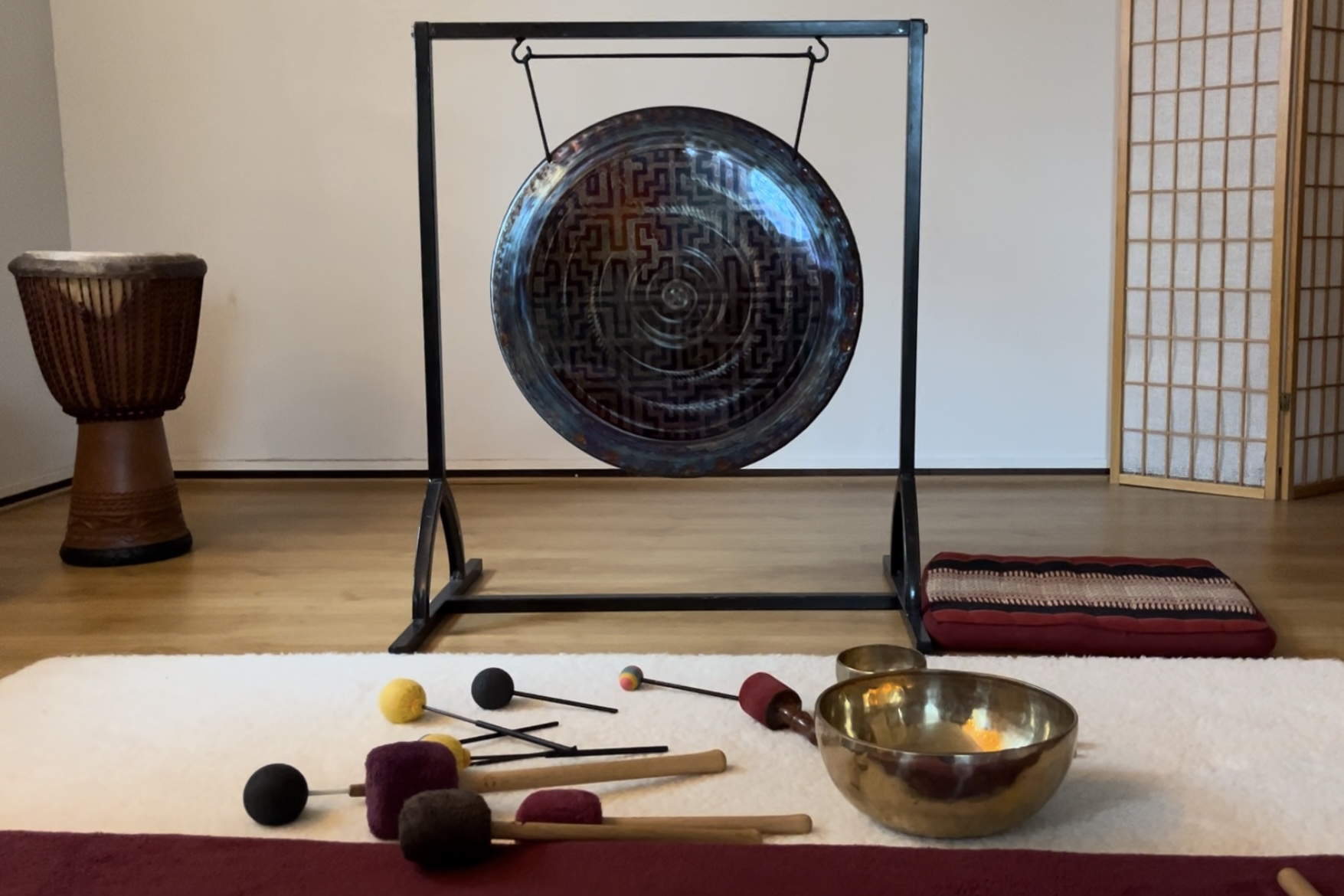 Äänimaljarentoutuksessa käytetään erilaisia välineitä. Kuva: Rosa Heikkinen